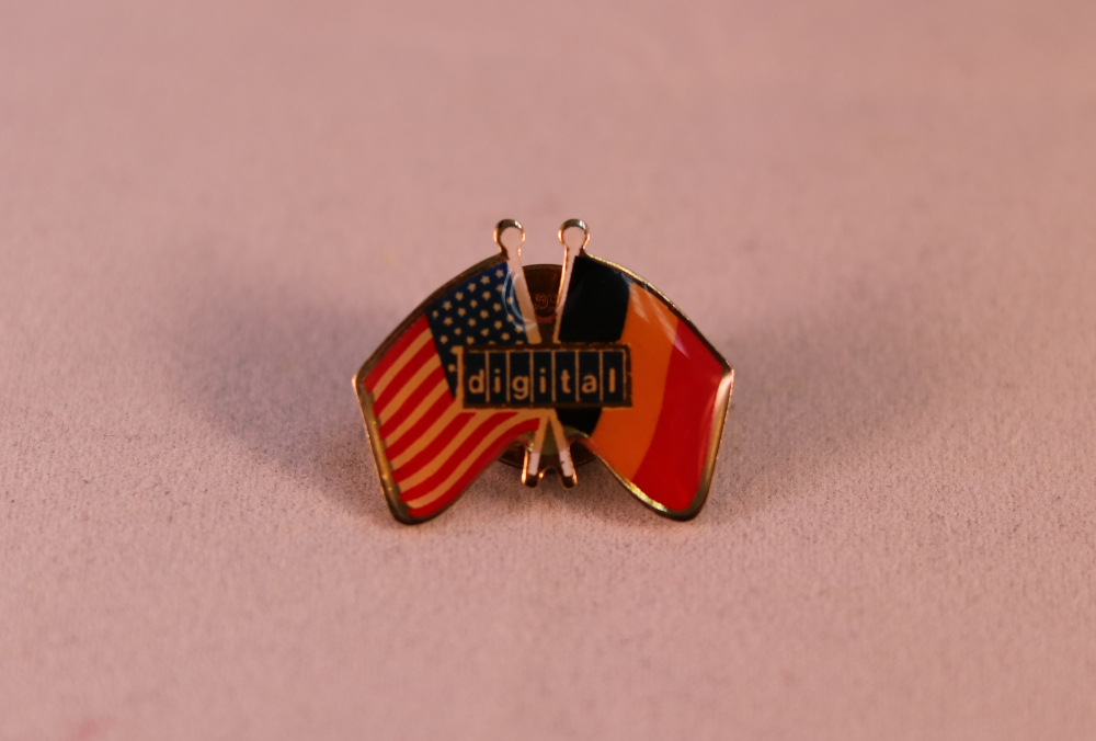 pin badge of two flags, USA and France
